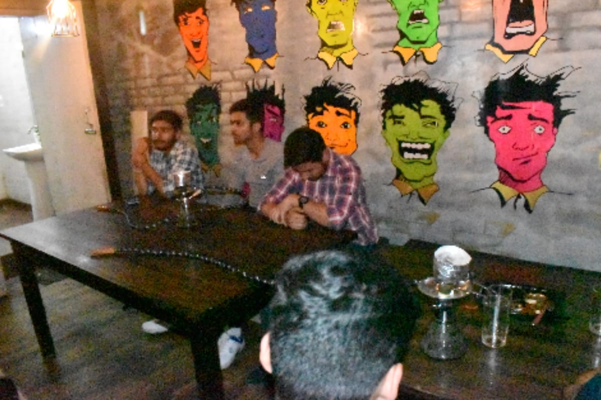 Police raid on hookah bar, several young girl and boy found drunk in Meerut