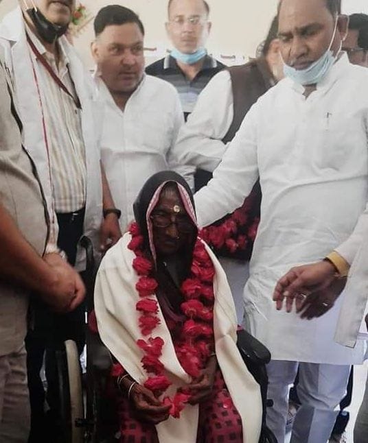 109-year-old Ram Maze gets vaccinated with family
