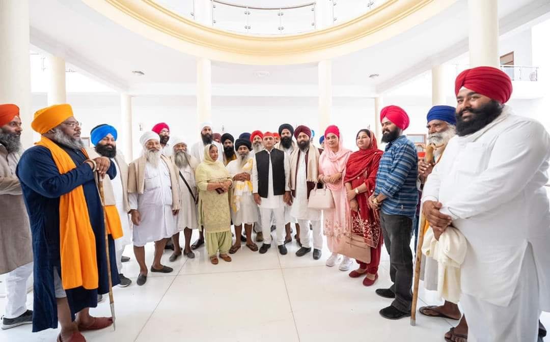 People of Sikh society met Akhilesh