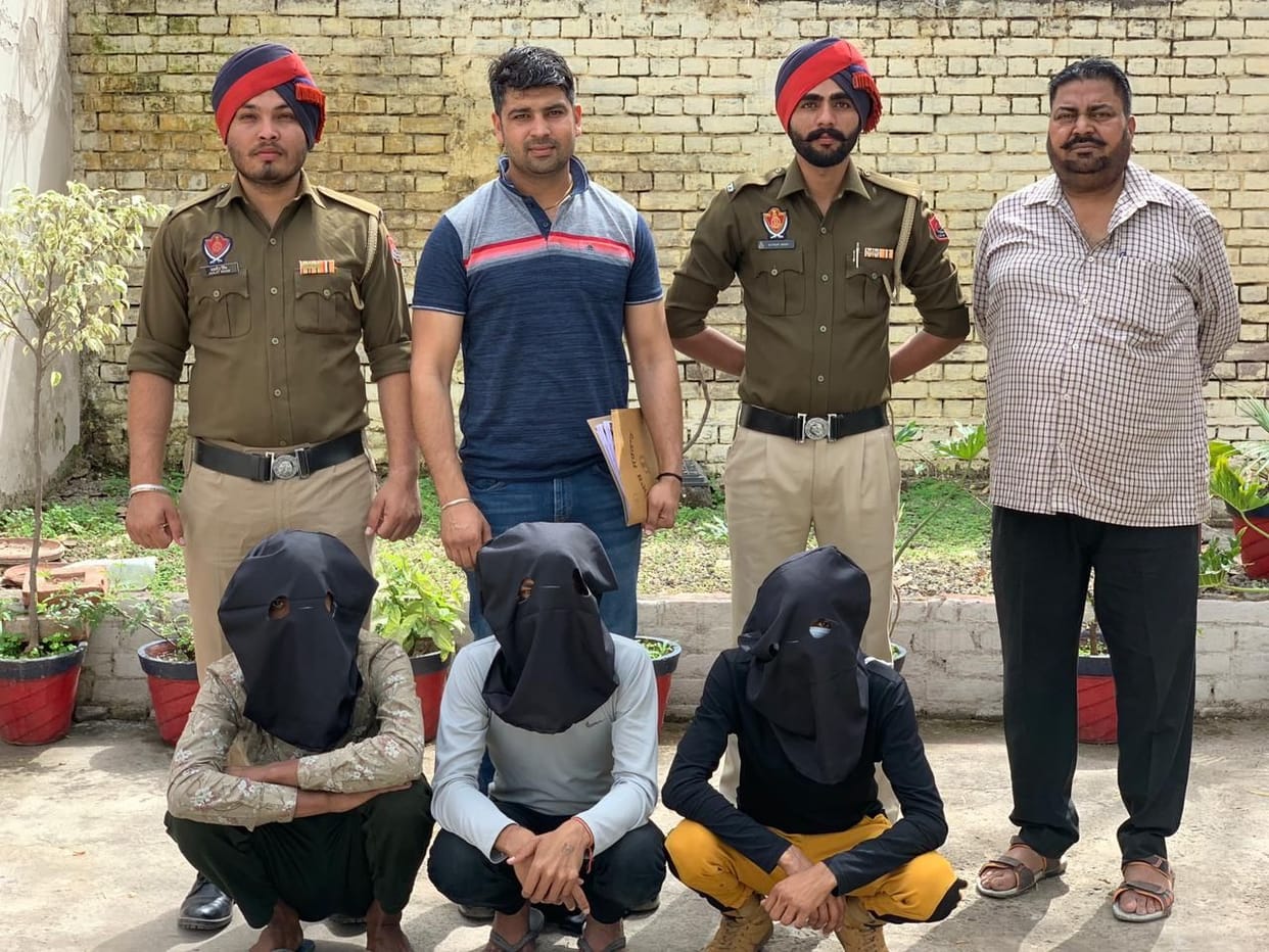 Three vicious gangsters caught snatching phone and cash in broad daylight