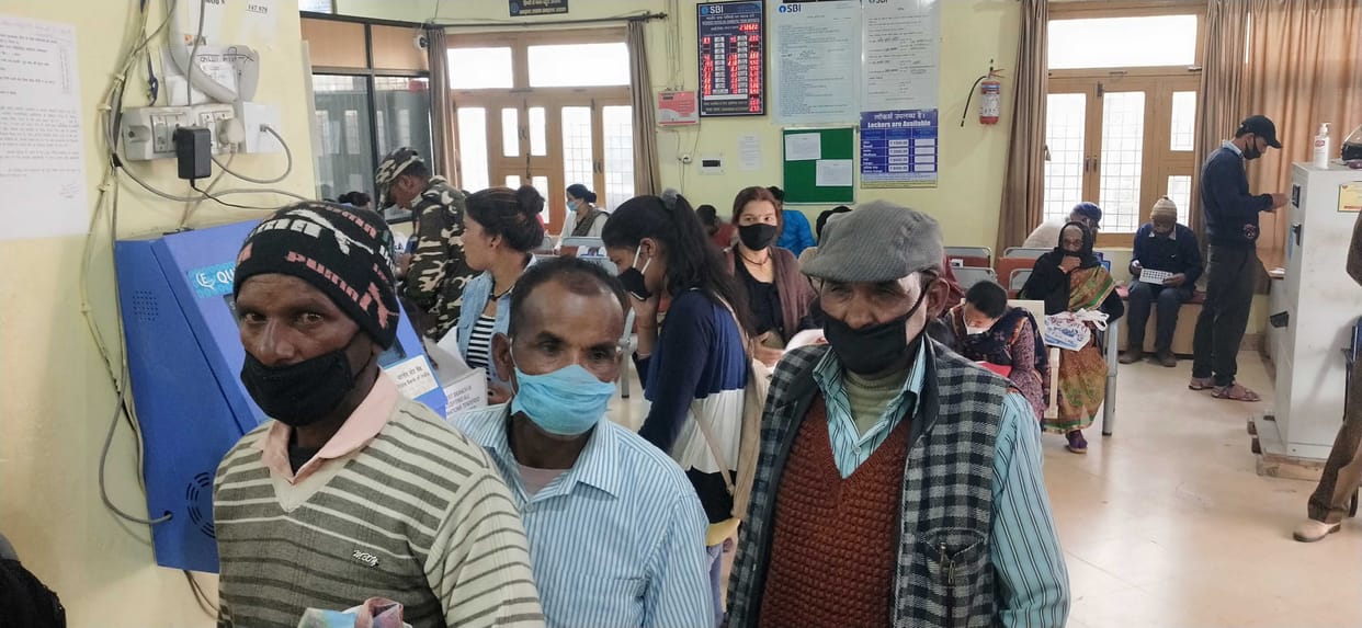 Bank opened after four days, crowd gathered