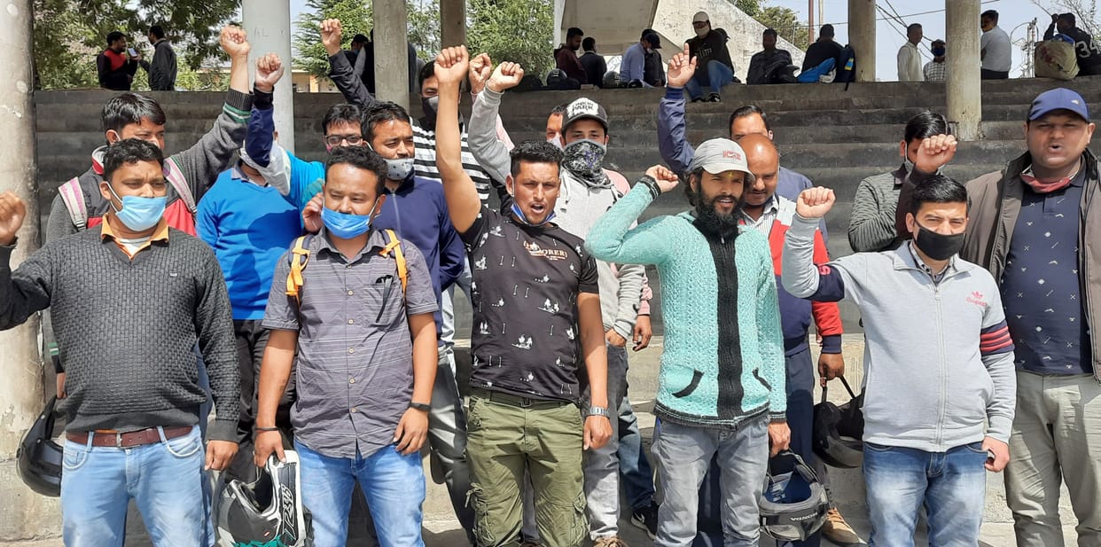 Subaltern workers raised slogans against the government