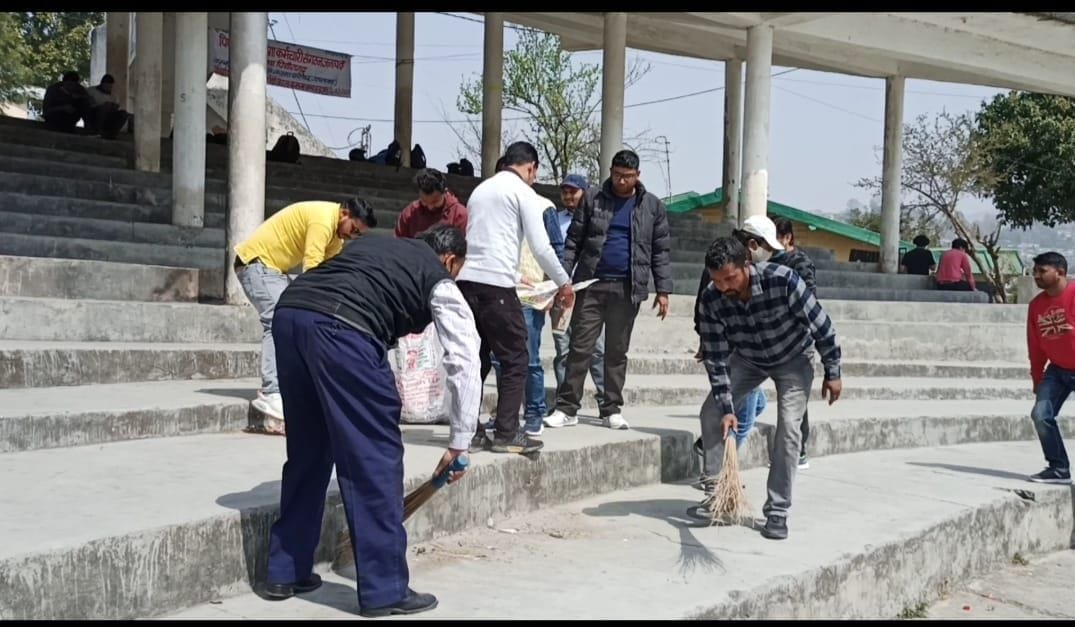 MNREGA employees expressed their opposition by cleaning