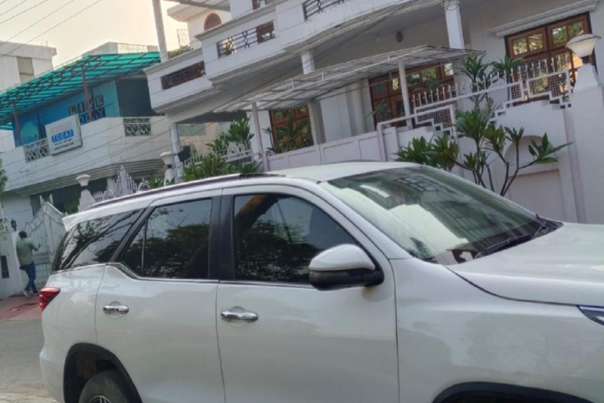 Bike Boat Scam: EOW has recovered a Fortuner and a Mercedes car from Lucknow