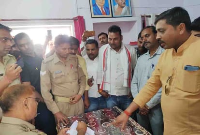 UP: Daroga shouted to BJP leader who reached the police station in Farrukhabad, Said get up from chair