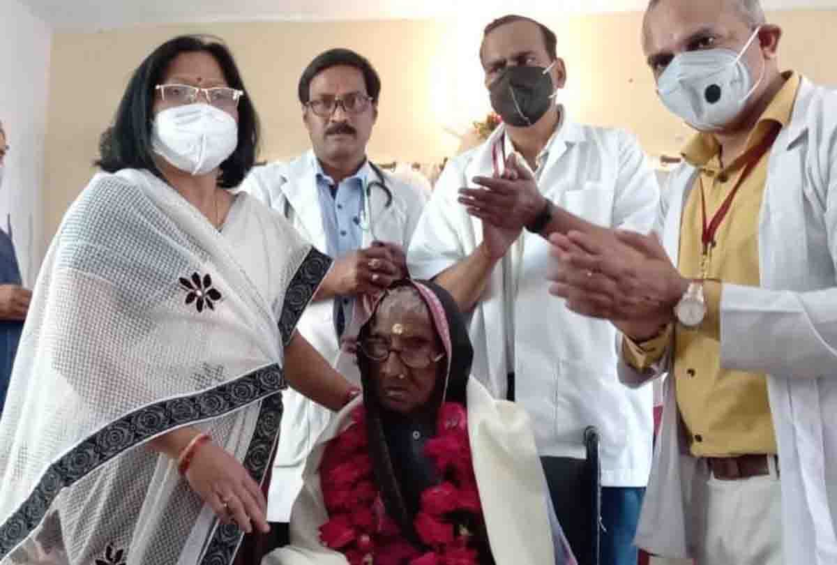 Corona Vaccination: 109-year-old Ramdulaya Got corona vaccine in Jalaun