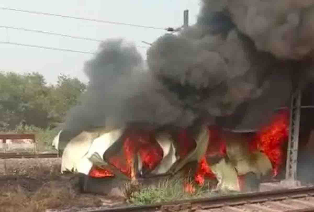 All railway signals failed due to fire in battery cabin on Delhi-Howrah route, operation of 22 trains stalled