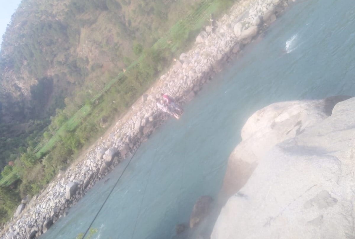 Himachal News: people crossing jhula pul on ravi river in chamba himachal pradesh