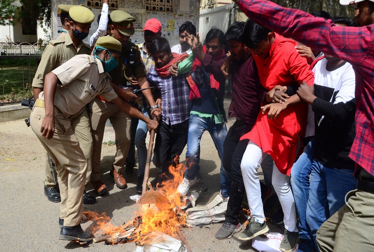 Student organization came to protest against Allahabad University Vice Chancellor, burnt effigy