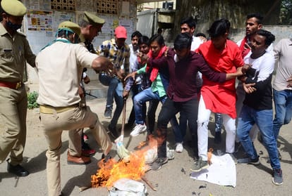 Student organization came to protest against Allahabad University Vice Chancellor, burnt effigy