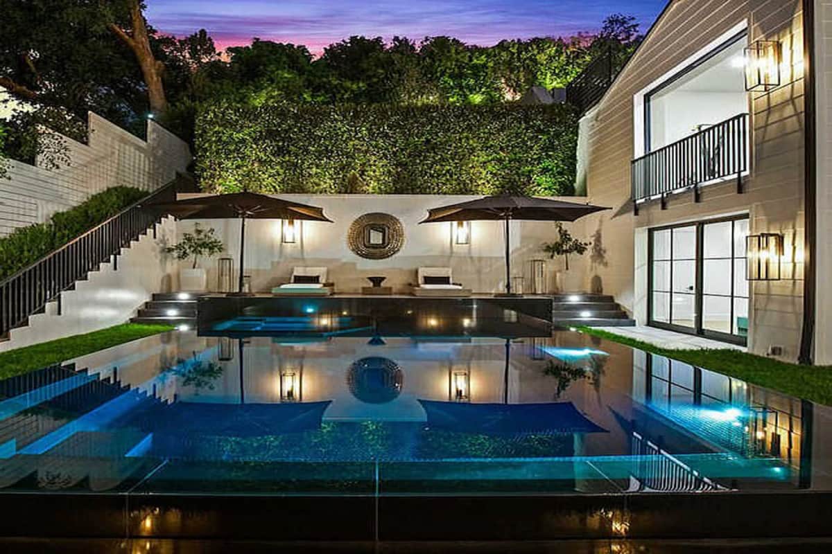 pop star rihanna has bought hundred crores new lavish mansion at beverly hills in california