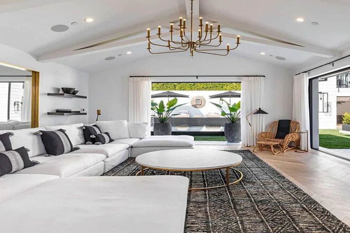 pop star rihanna has bought hundred crores new lavish mansion at beverly hills in california