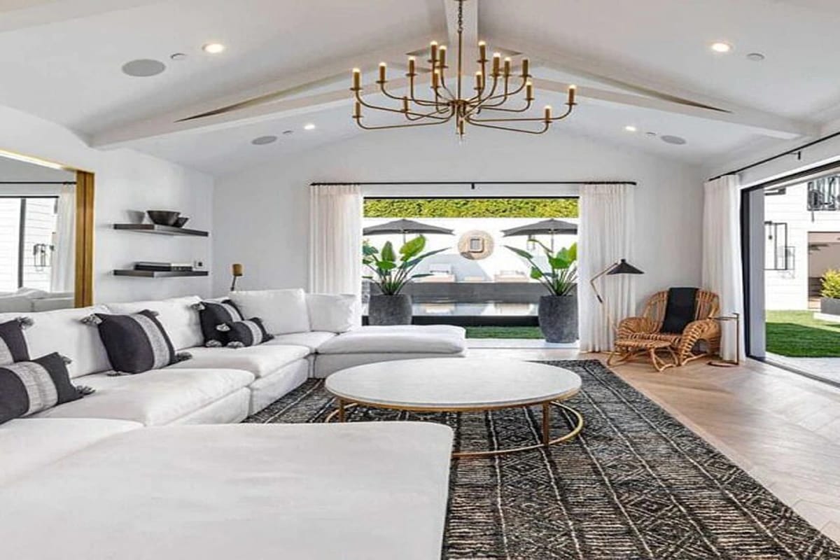 pop star rihanna has bought hundred crores new lavish mansion at beverly hills in california