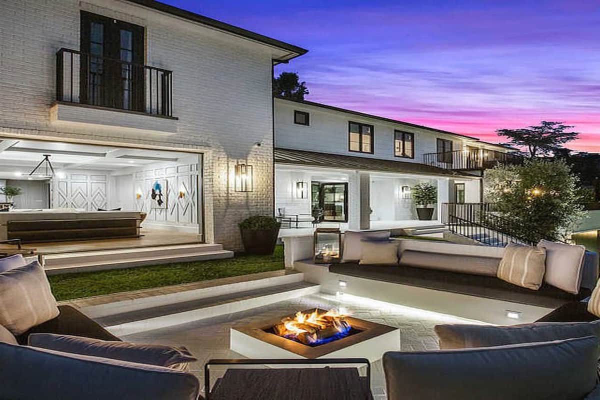 pop star rihanna has bought hundred crores new lavish mansion at beverly hills in california