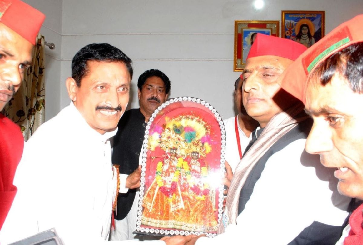 Sp Chief Slams Bjp Government Prays In Banke Bihari Mandir Vrindavan