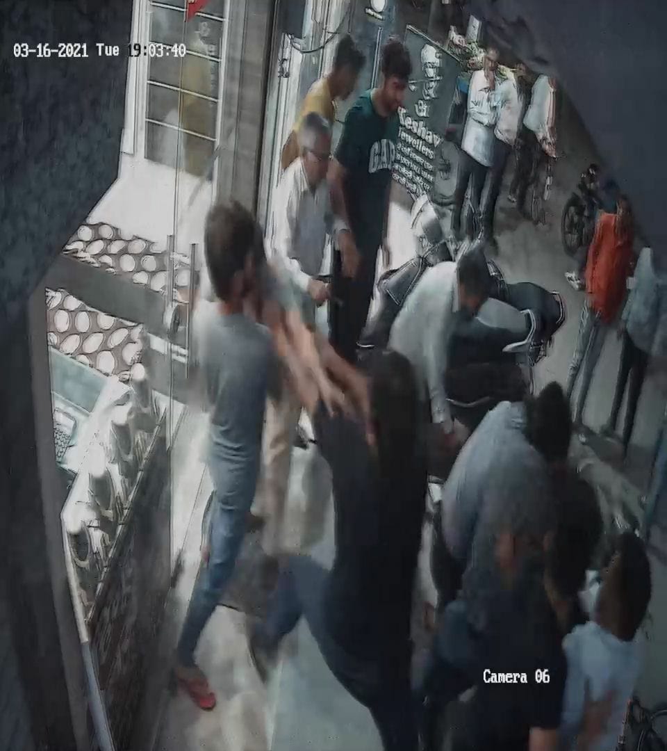 Two jewelers got kicked and punched, accused of looting a bag full of 15 lakh jewels