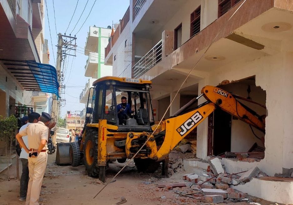 Three illegal constructions and vandalism in the colony