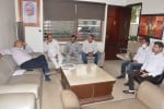 नामाकरण कमेटी के साथ बैठक करते मेयर।  संवाद न्यूज एजेंसी