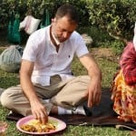 राहुल गांधी चाउबा चाय बागान में कर्मचारियों के साथ लंच करते हुए