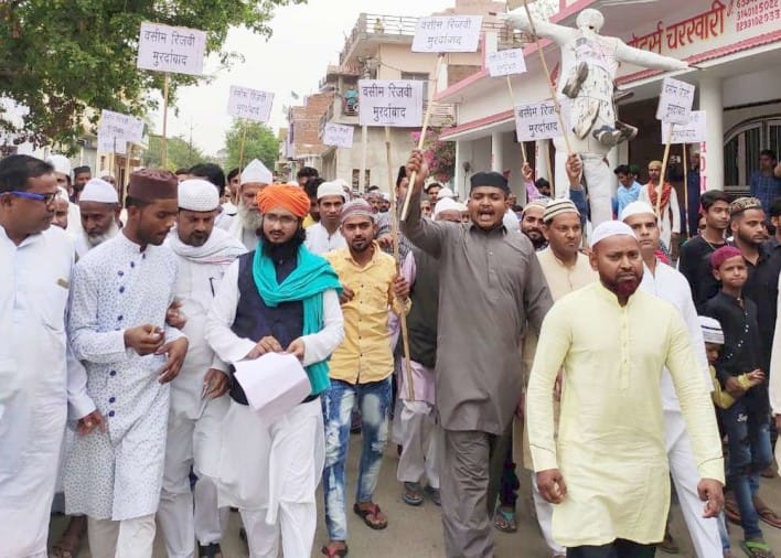 Mahoba News Mahoba News वसीम रिजवी का पुतला फूंककर जताया विरोध