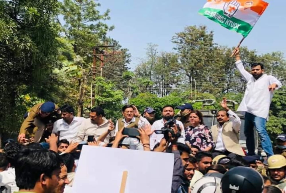 Dehradun News: Congress Protest Against CM Tirath singh rawat Ripped Jeans Statement