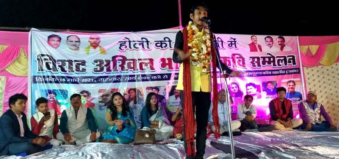 dekhakar gaalon ka rang, meree holee ho gaee