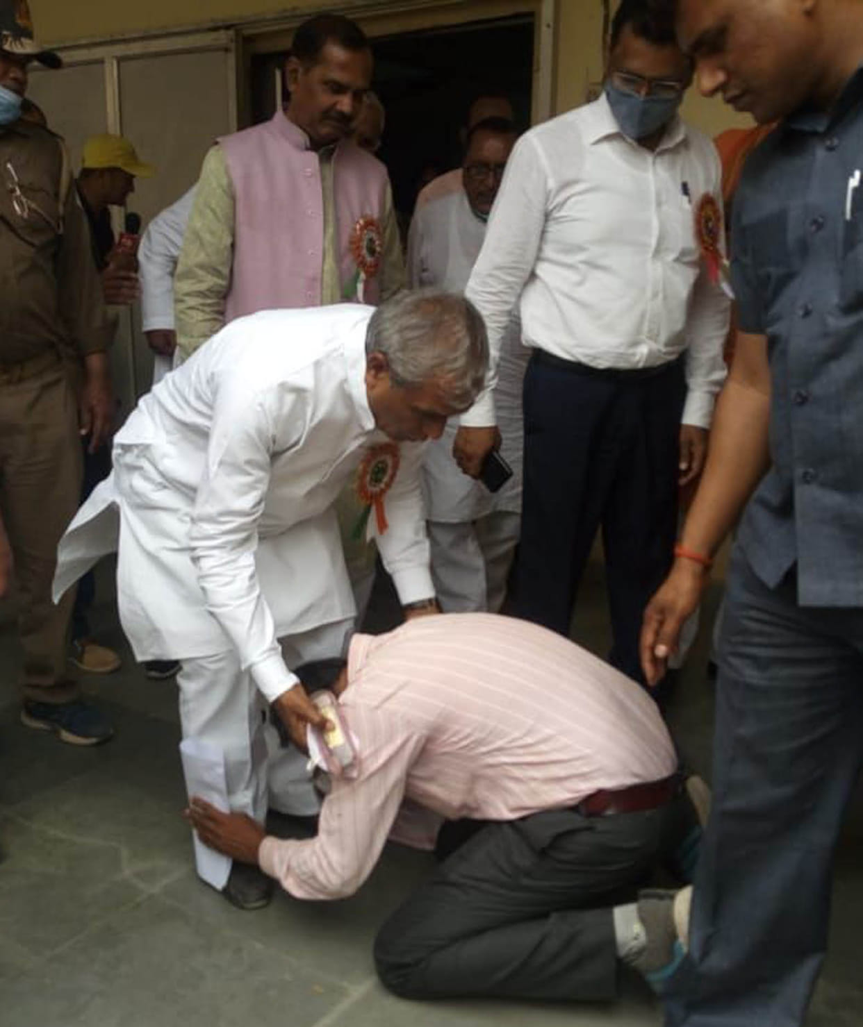 mantri ke pairo per giram purv sanik ka  beta
