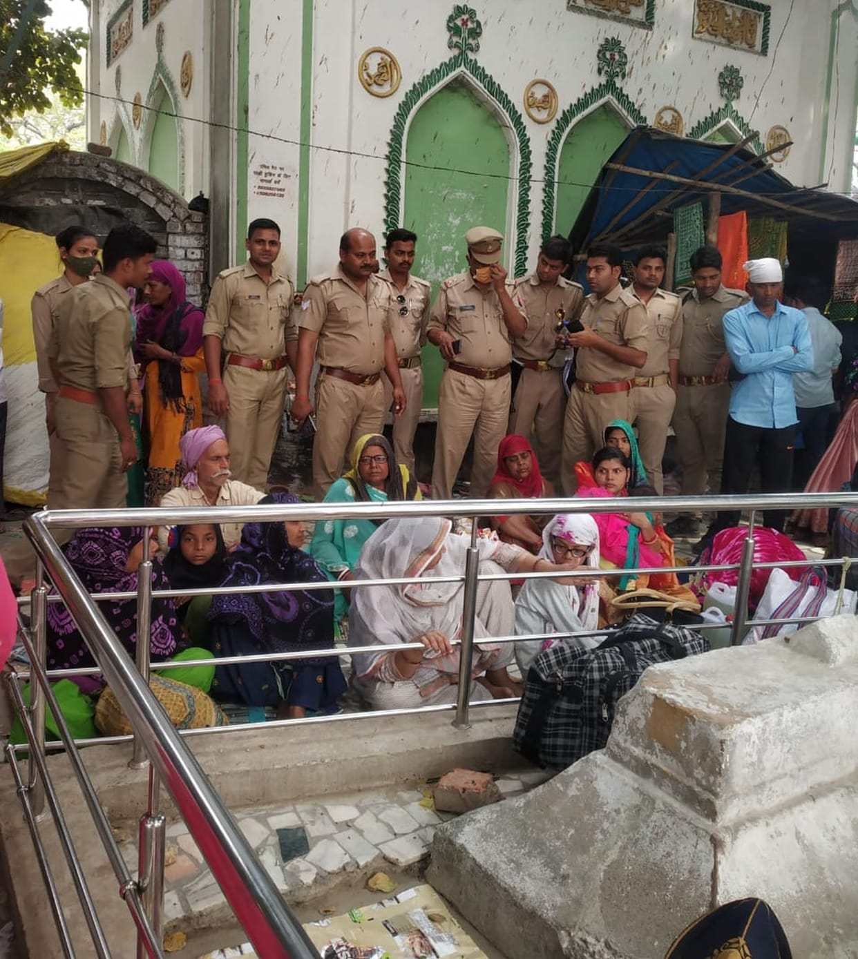 In the dispute of Chanda, the gate of Sharchha Dargah Sharif was closed.