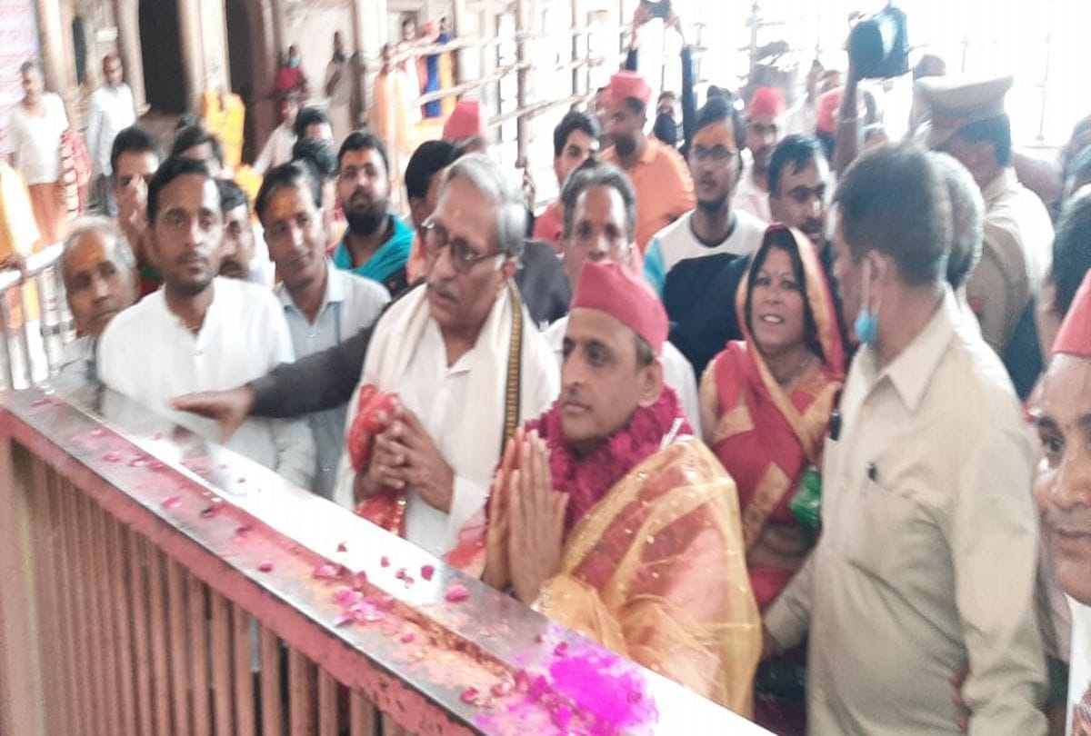 Akhilesh Yadav Pray In Radha Rani Mandir Devotees Slogan For Modi Modi