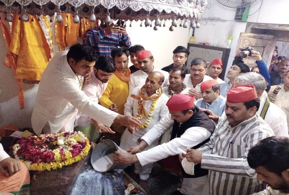 Sp Chief Akkhilesh Yadav Drink Milk At Road In Vrindavan
