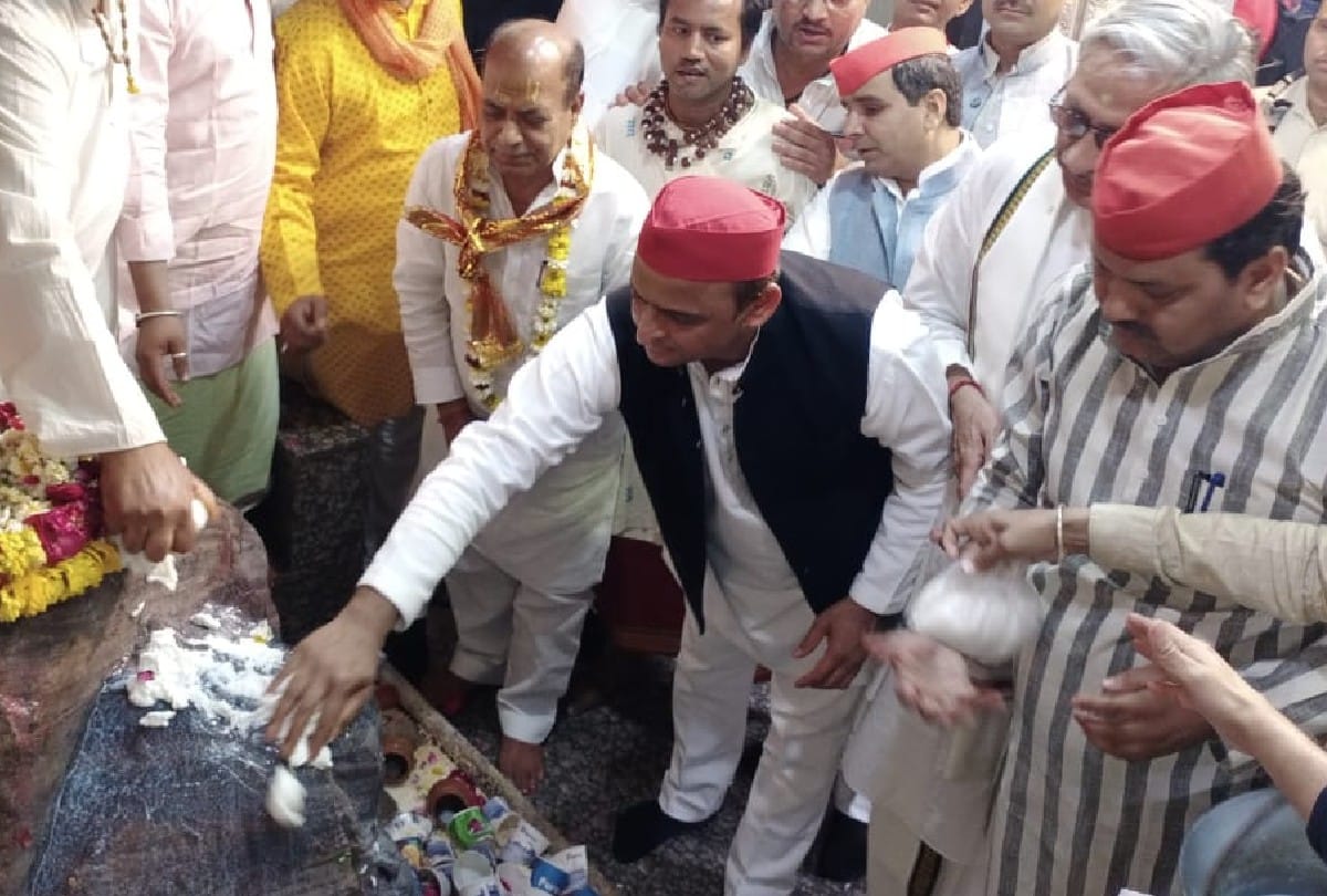 Sp Chief Akkhilesh Yadav Drink Milk At Road In Vrindavan