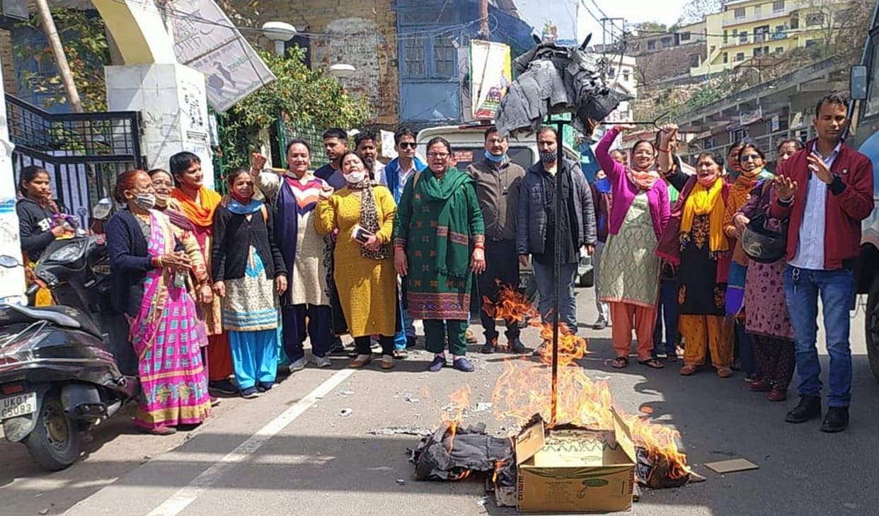 Women's Congress burnt effigy of CM Tirath Singh Rawat