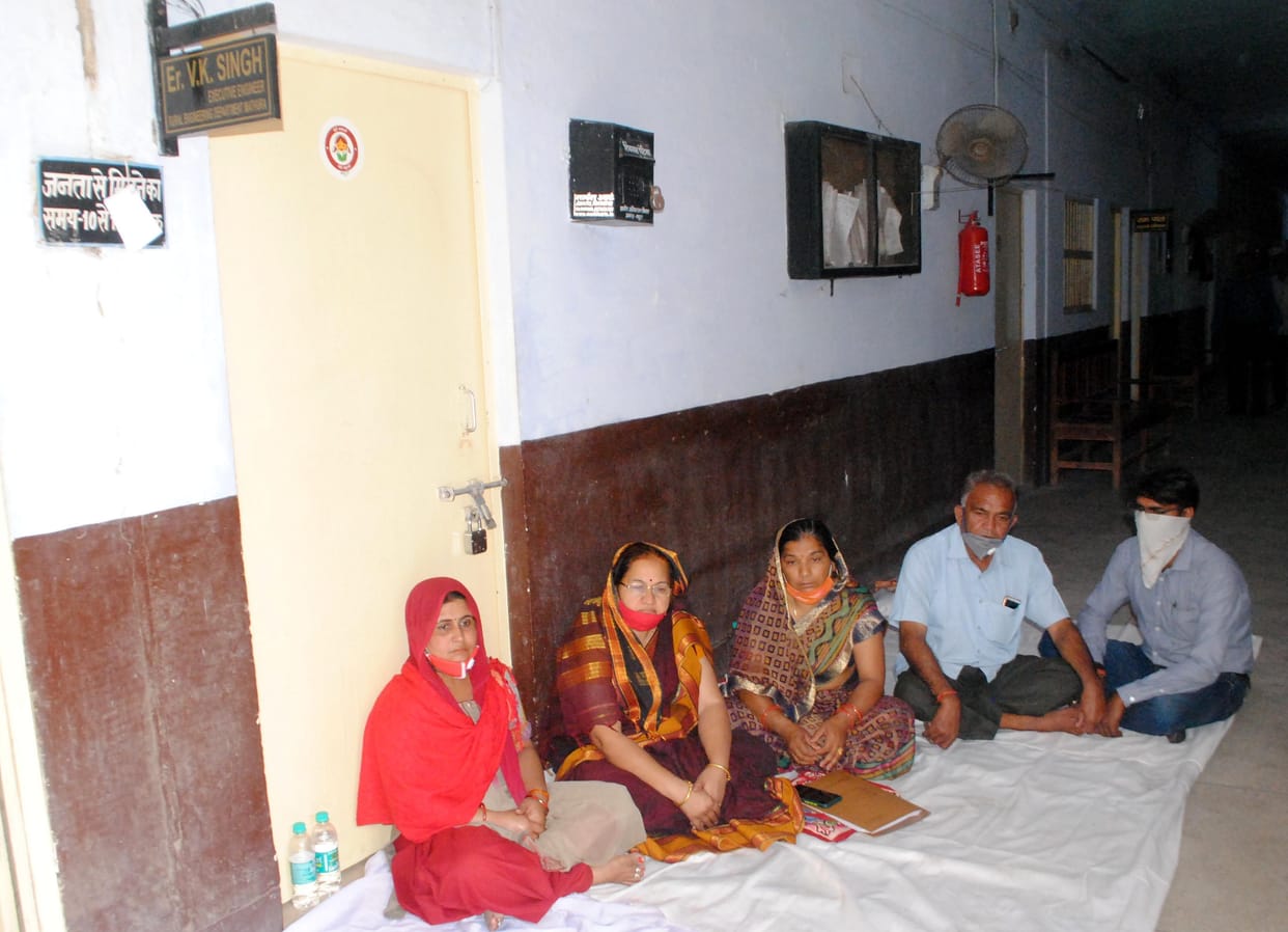 Mathura: Rural Engineering Department: XEN's wife sat on dharna against SE