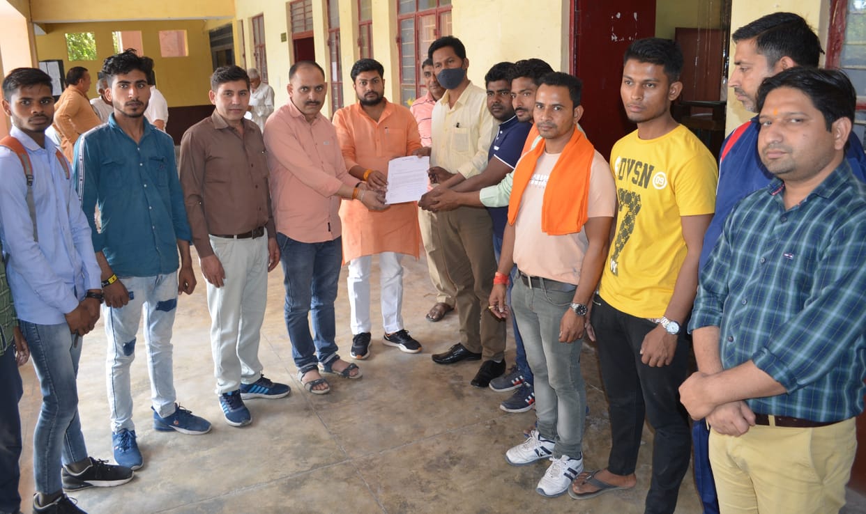 Hindu Jagran Manch activists angry over the death of cows