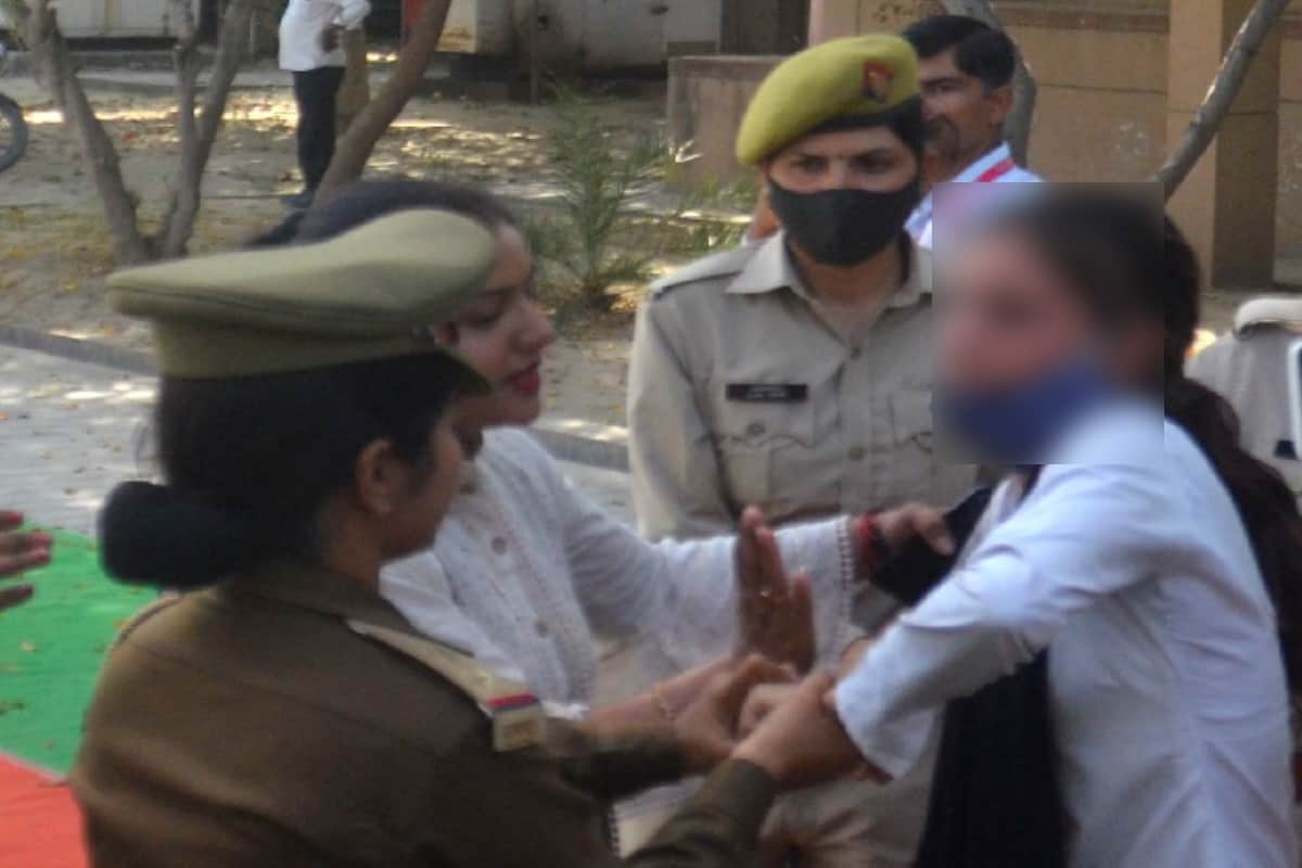 Baghpat News: A girl attempted self immolation in front of Minister Dr Dharam Singh Saini in a program and see photos