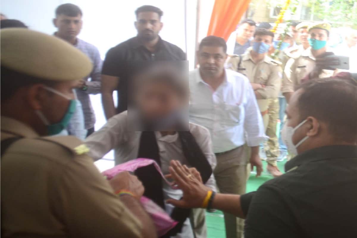 Baghpat News: A girl attempted self immolation in front of Minister Dr Dharam Singh Saini in a program and see photos