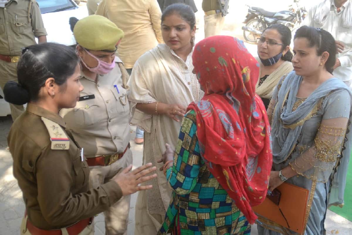 Baghpat News: A girl attempted self immolation in front of Minister Dr Dharam Singh Saini in a program and see photos