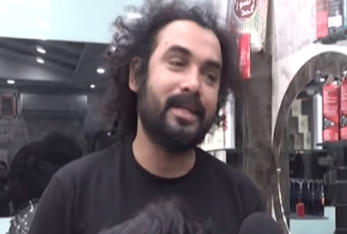 pakistani barber uses butchers knife hammer fire for hair cutting video goes viral