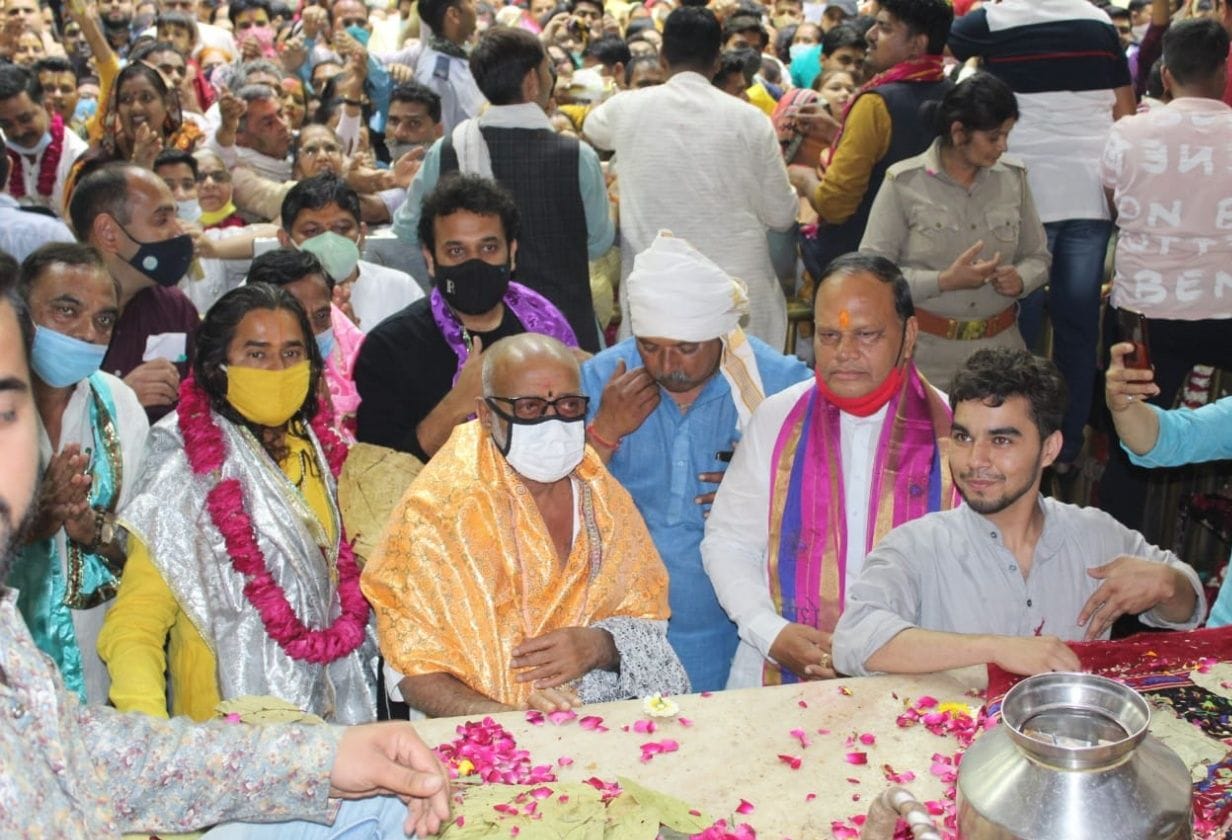 Mathura: Murari Bapu arrives in Vrindavan, visits by Sribankebihari