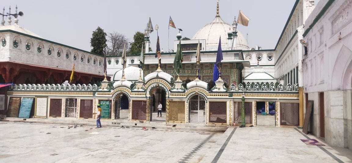 Bu khal kandar pir famous all over the world, where murids are filled with murid