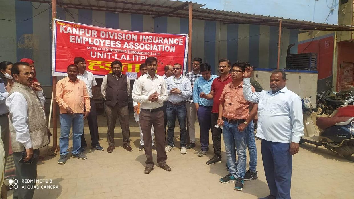 lic workers protest against privatization