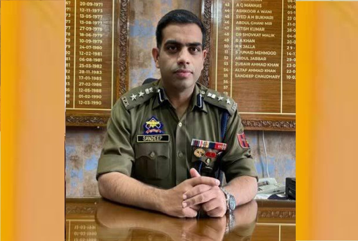 SSP Srinagar Sandeep Chowdhary help 90-year old Kashmiri Abdul Rehman giving him 1 lakh rupees