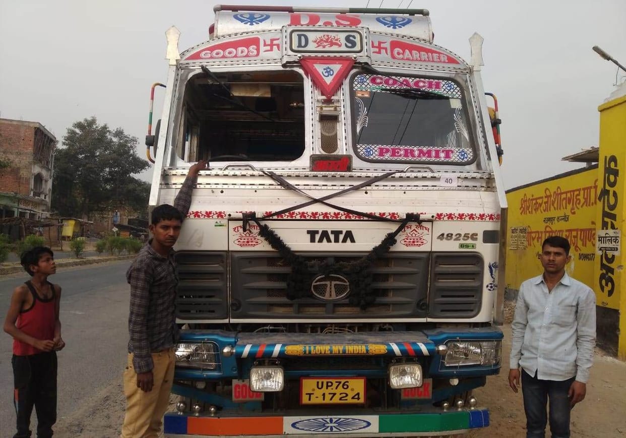 baik savaaron ne do trak chaalakon ko loota,  tirva-kannauj maarg par khade the trak, soochana par pahunchee pulis ne kee chhaanabeen