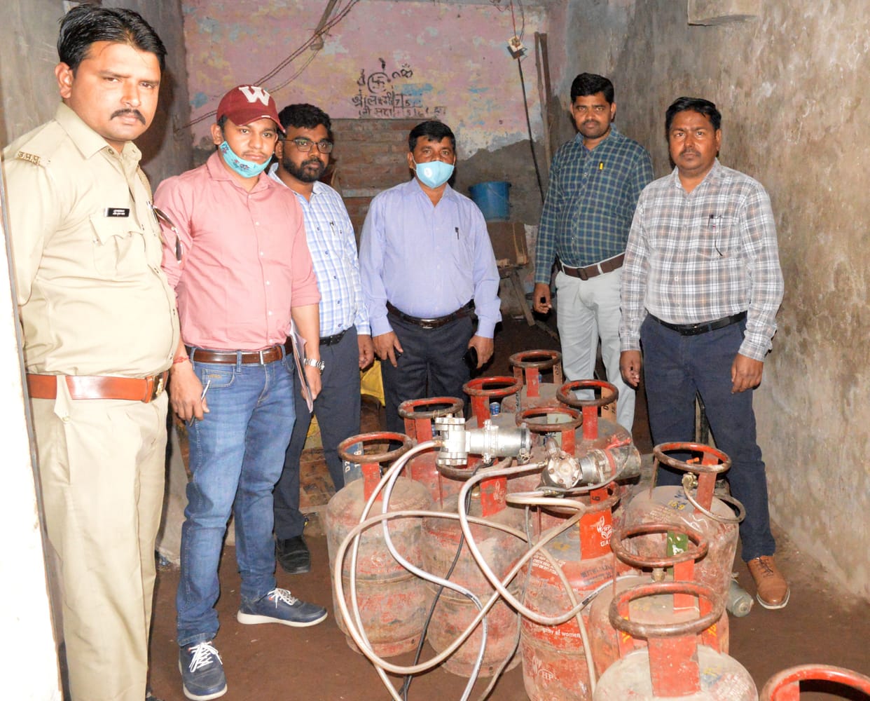Gas refilling work caught at four places, 27 cylinders seized