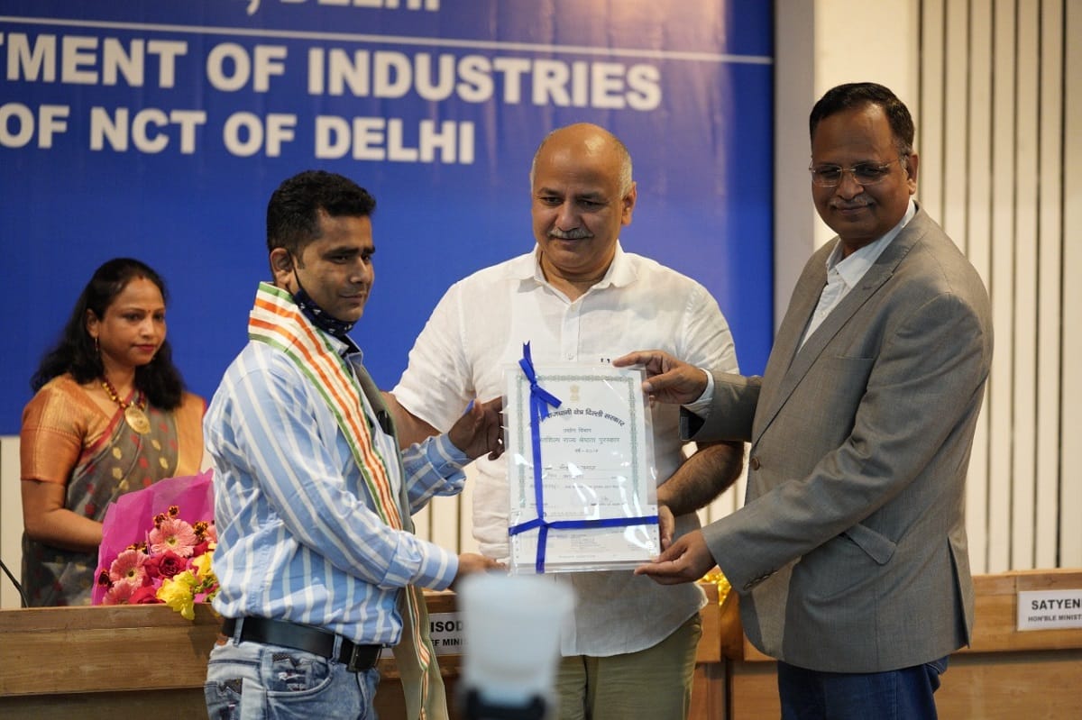 The Delhi government honored 16 such artists for  outstanding work in the field of handicrafts