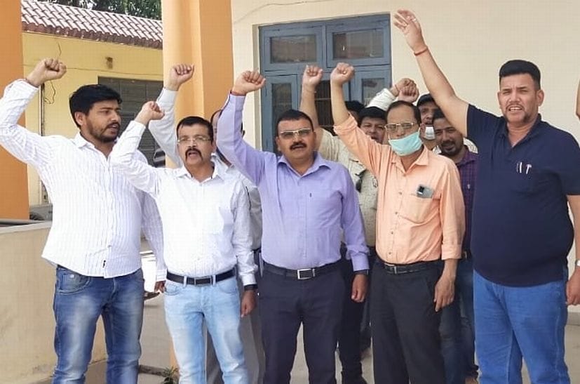 Protest over suspention of engineers