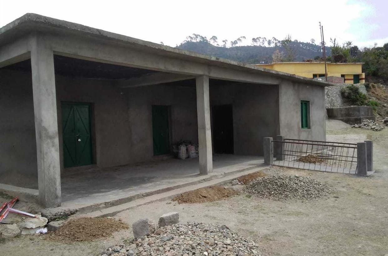 Shramdaan: Villagers put plaster in school building