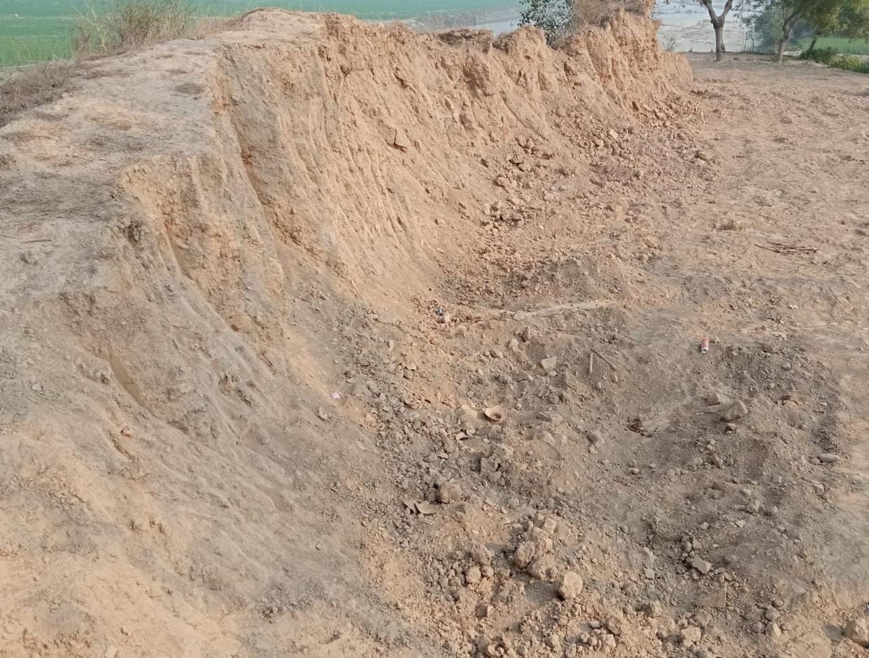 aalha-oodal ke kile par chadhaee kar rahe khanan maaphiya