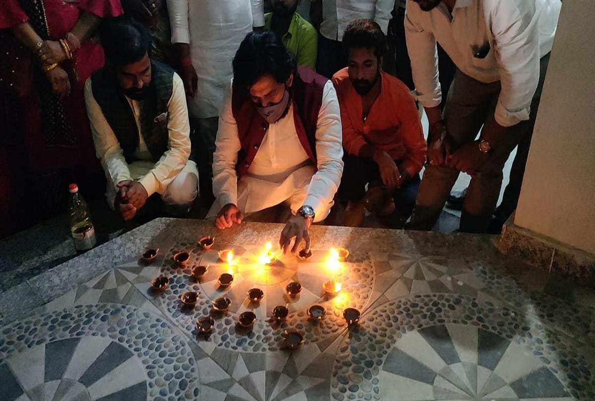 mp ravi kishan celebrates completion of four years of yogi government burns lamps in gorakhpur