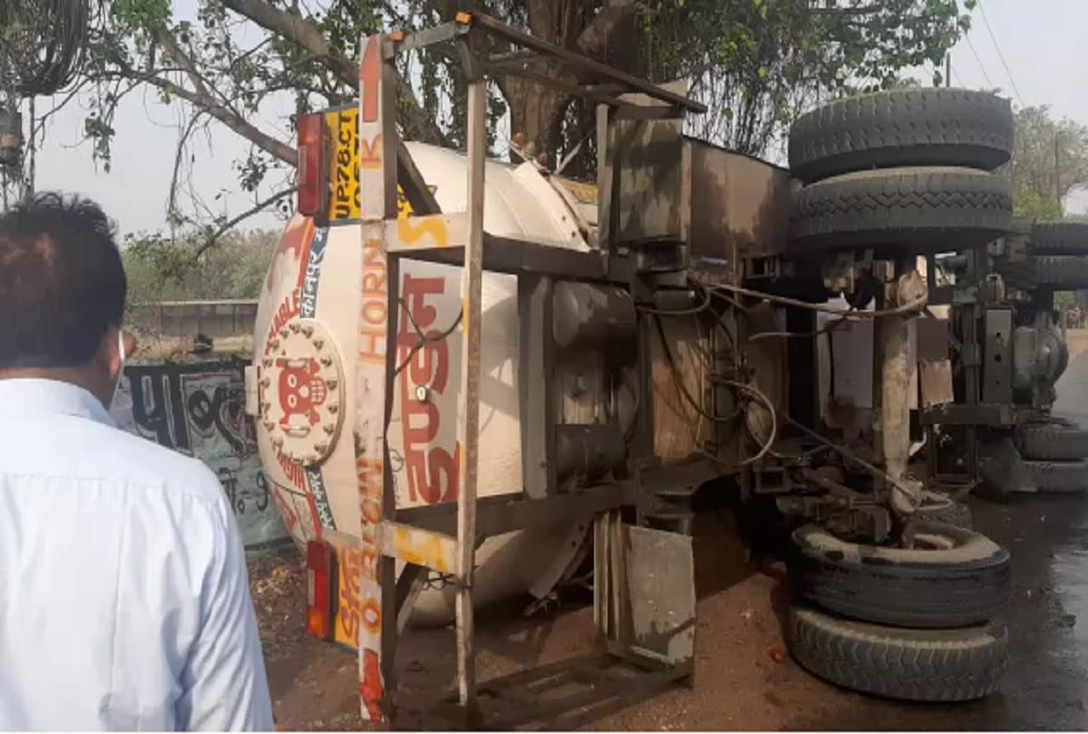 LPG gas tanker overturns after hitting electric pole In Lucknow